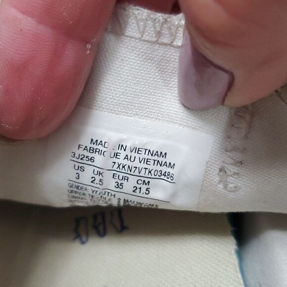 Converse Chuck Taylor Youth Size 3 - Picture 7 of 9